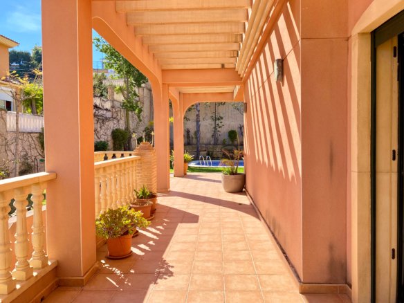 Chalet Independiente con Piscina y Jardines