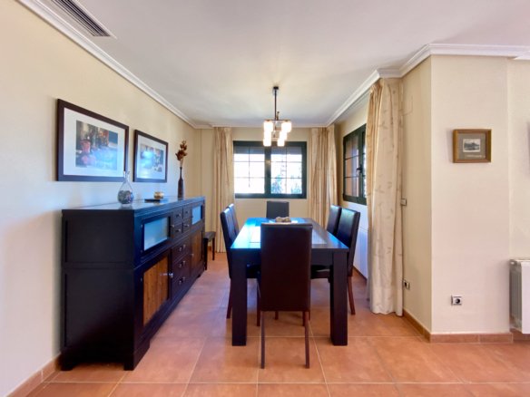 Chalet Independiente con Piscina y Jardines