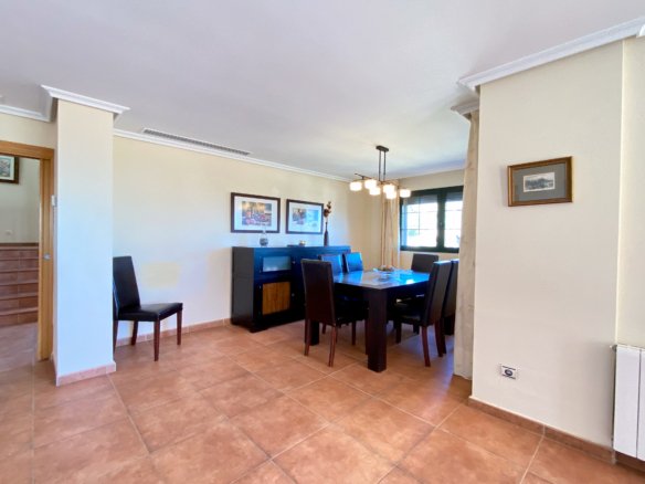 Chalet Independiente con Piscina y Jardines