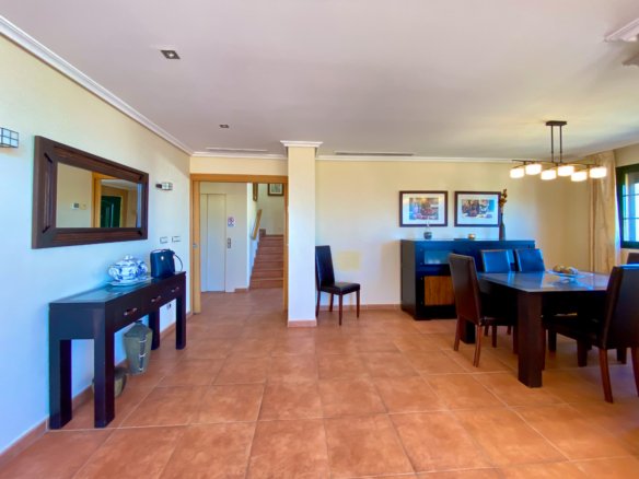 Chalet Independiente con Piscina y Jardines