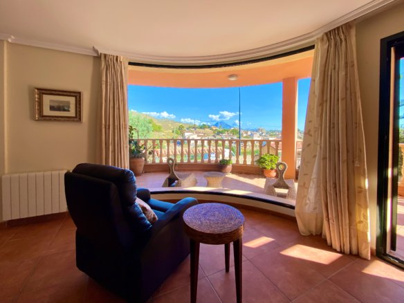 Chalet Independiente con Piscina y Jardines