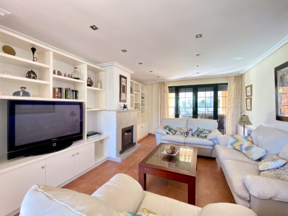 Chalet Independiente con Piscina y Jardines