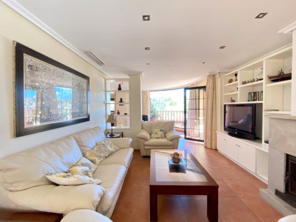Chalet Independiente con Piscina y Jardines