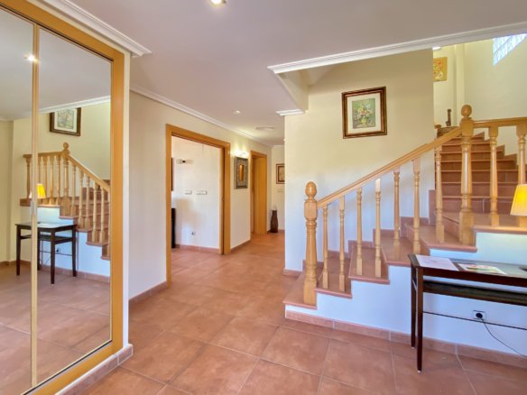 Chalet Independiente con Piscina y Jardines
