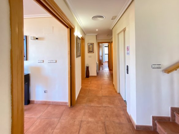Chalet Independiente con Piscina y Jardines