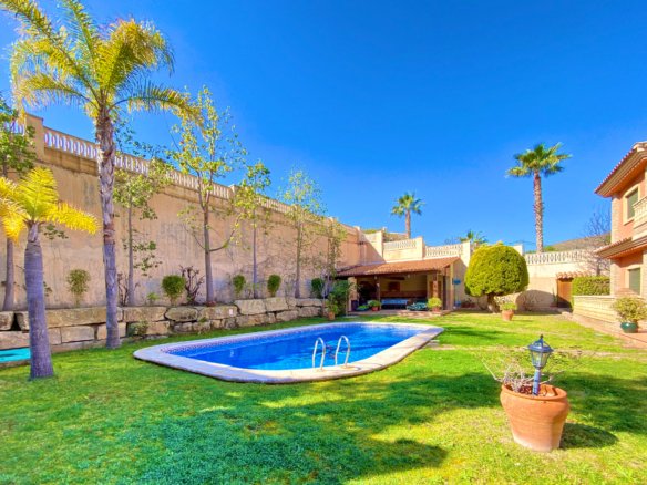 Chalet Independiente con Piscina y Jardines