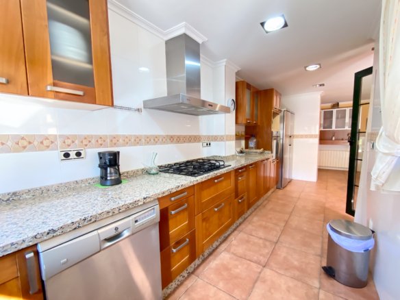 Chalet Independiente con Piscina y Jardines