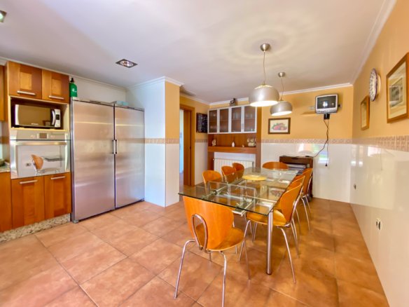 Chalet Independiente con Piscina y Jardines