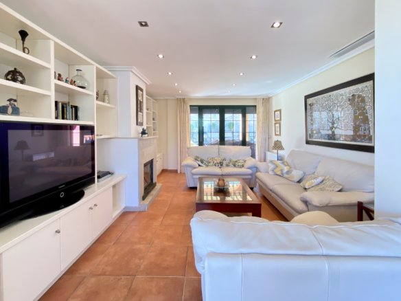 Chalet Independiente con Piscina y Jardines