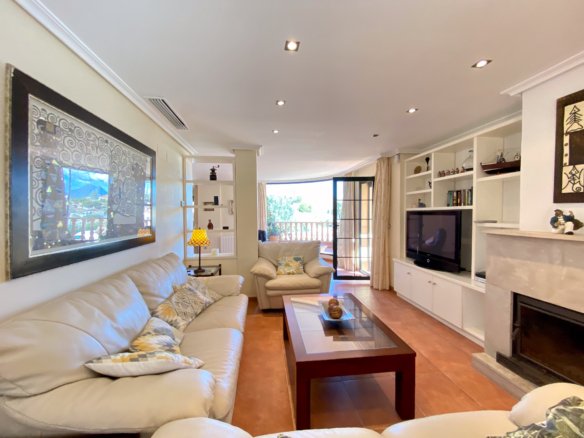 Chalet Independiente con Piscina y Jardines