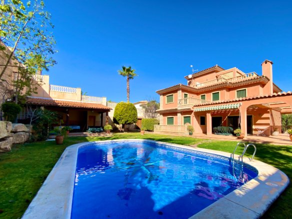 Chalet Independiente con Piscina y Jardines