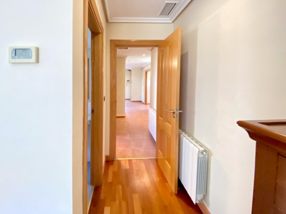 Chalet Independiente con Piscina y Jardines