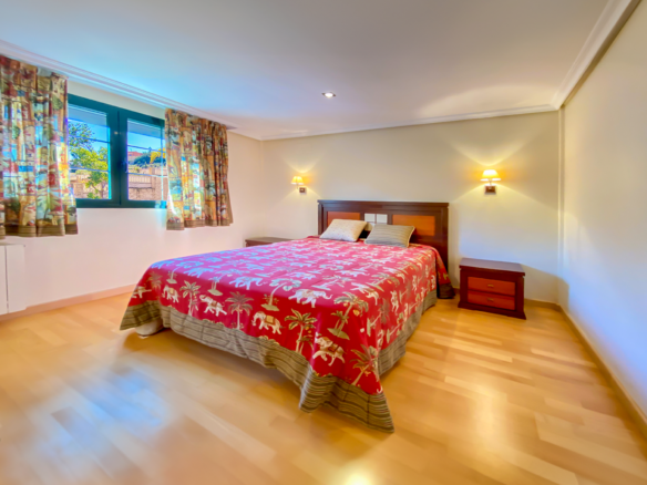 Chalet Independiente con Piscina y Jardines