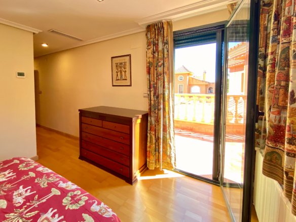 Chalet Independiente con Piscina y Jardines