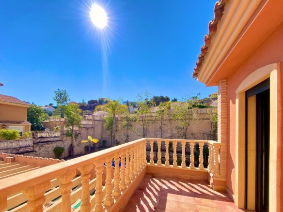 Chalet Independiente con Piscina y Jardines