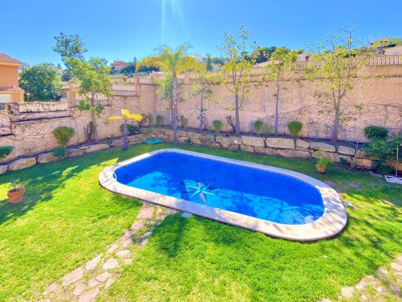 Chalet Independiente con Piscina y Jardines