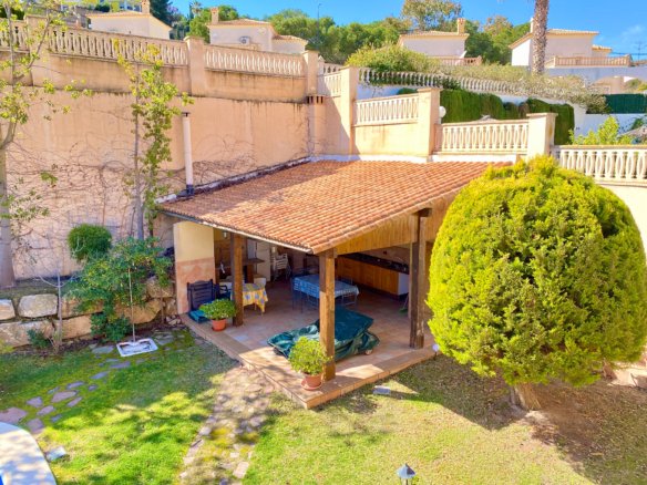 Chalet Independiente con Piscina y Jardines