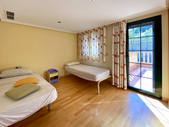 Chalet Independiente con Piscina y Jardines