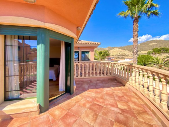 Chalet Independiente con Piscina y Jardines