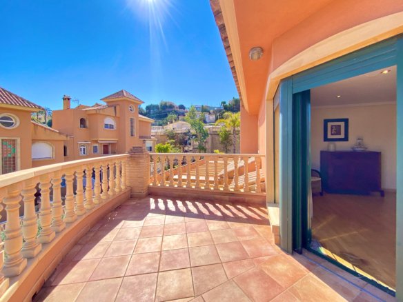 Chalet Independiente con Piscina y Jardines