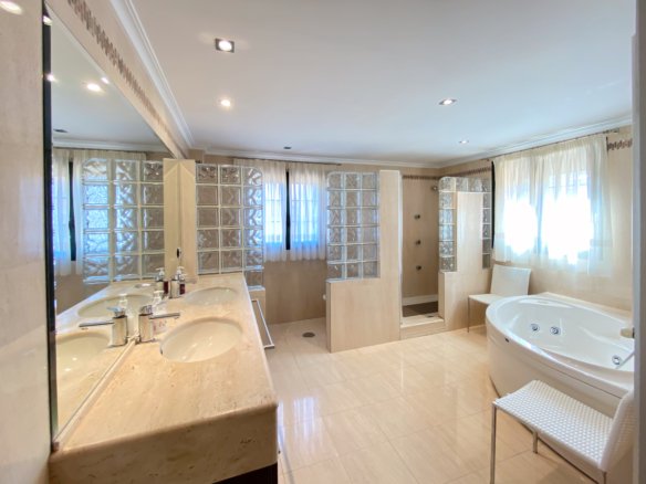 Chalet Independiente con Piscina y Jardines