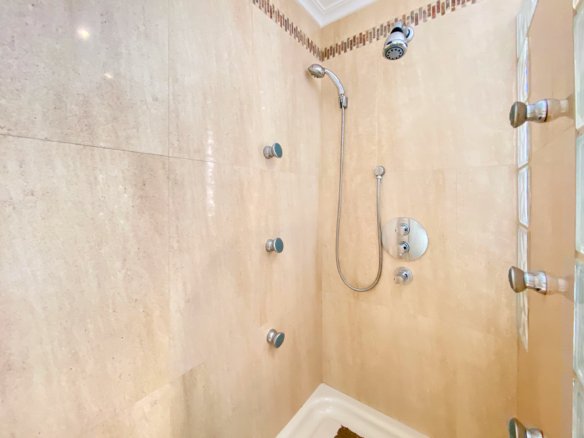 Chalet Independiente con Piscina y Jardines