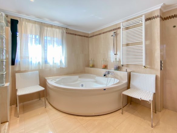 Chalet Independiente con Piscina y Jardines