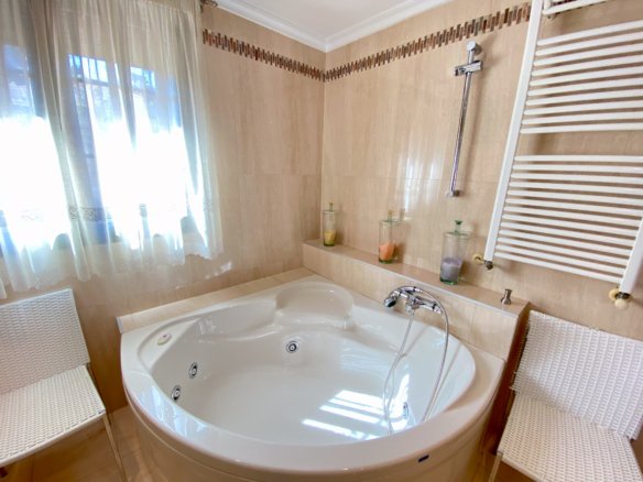 Chalet Independiente con Piscina y Jardines
