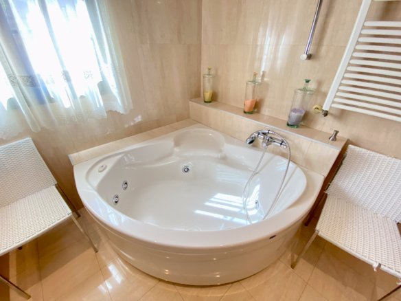 Chalet Independiente con Piscina y Jardines
