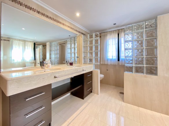Chalet Independiente con Piscina y Jardines
