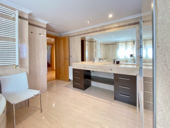 Chalet Independiente con Piscina y Jardines
