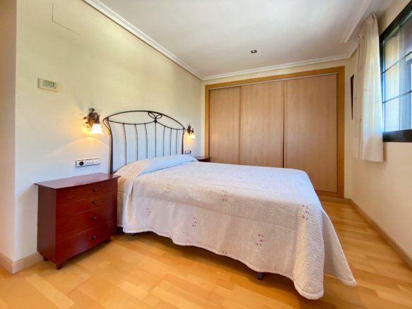 Chalet Independiente con Piscina y Jardines