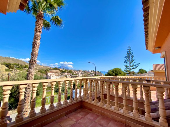 Chalet Independiente con Piscina y Jardines