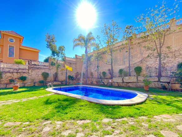 Chalet Independiente con Piscina y Jardines
