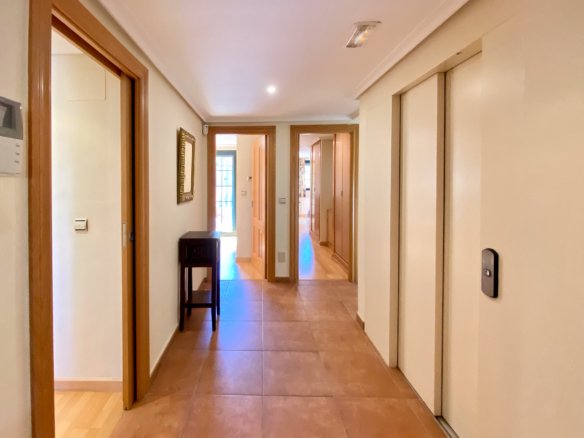 Chalet Independiente con Piscina y Jardines