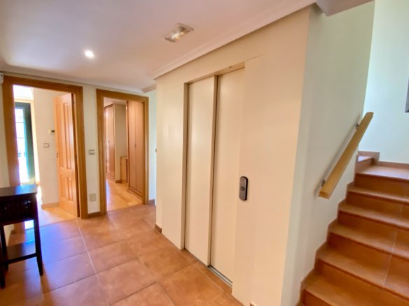 Chalet Independiente con Piscina y Jardines