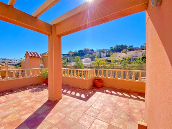 Chalet Independiente con Piscina y Jardines