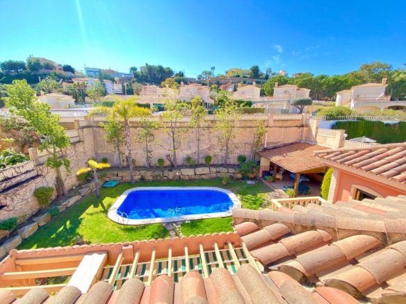 Chalet Independiente con Piscina y Jardines