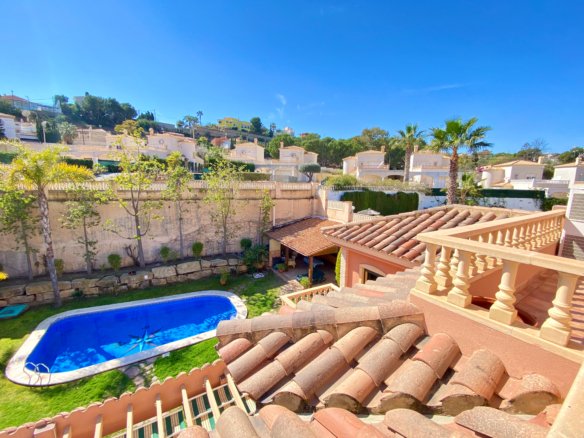 Chalet Independiente con Piscina y Jardines