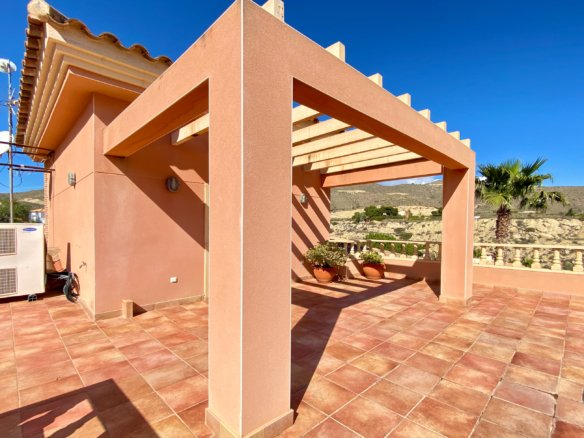 Chalet Independiente con Piscina y Jardines