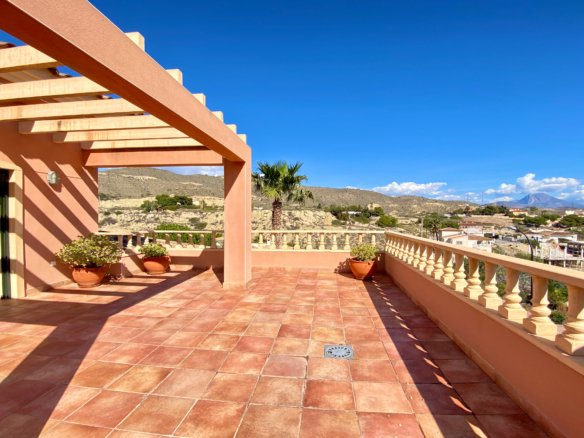 Chalet Independiente con Piscina y Jardines
