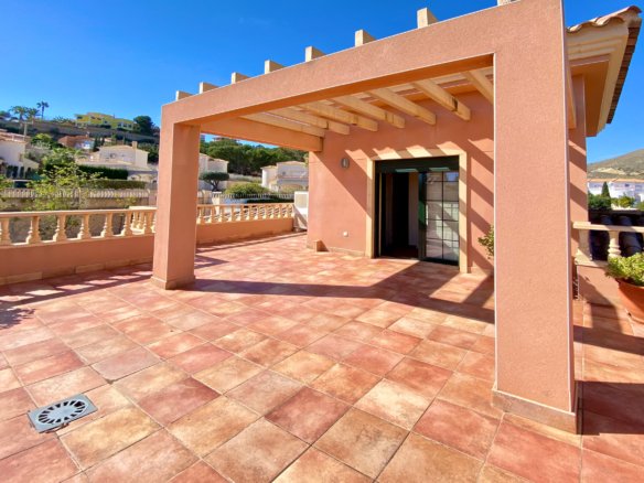 Chalet Independiente con Piscina y Jardines