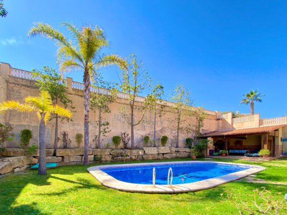 Chalet Independiente con Piscina y Jardines