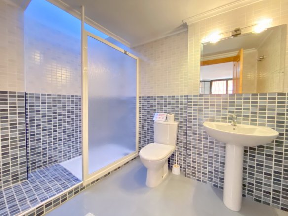 Chalet Independiente con Piscina y Jardines