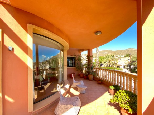 Chalet Independiente con Piscina y Jardines