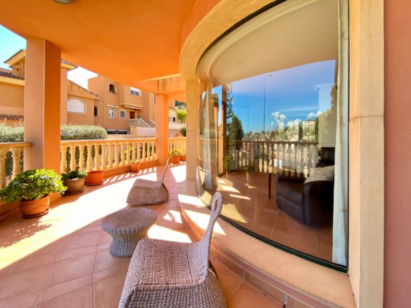 Chalet Independiente con Piscina y Jardines