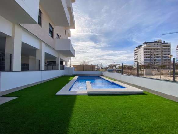 Piso Nuevo con Piscina en Campello: 2 Dormitorios y Garaje