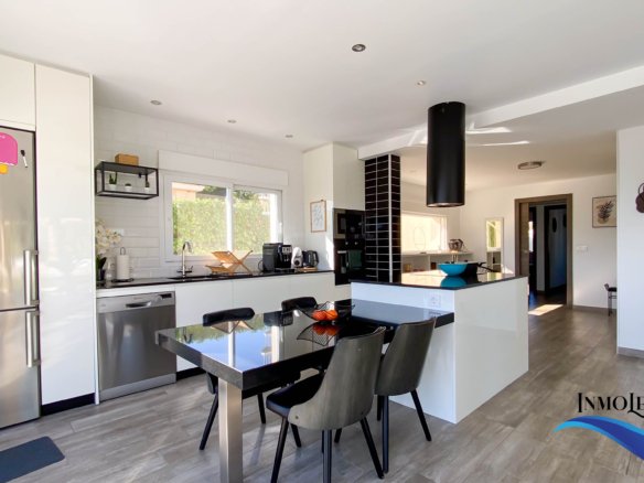 Villa en alquiler en El Campello con piscina privada y jardín – Ideal para vacaciones
