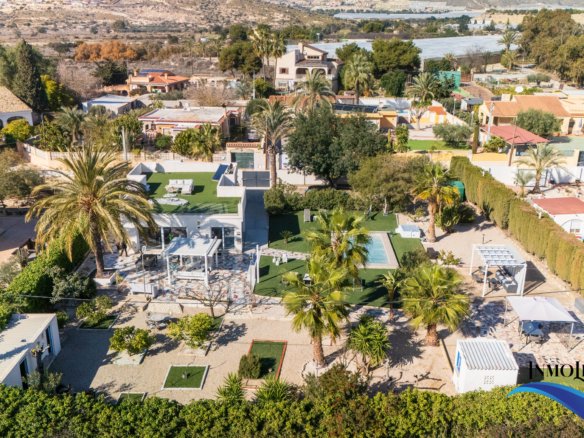Villa en alquiler en El Campello con piscina privada y jardín – Ideal para vacaciones