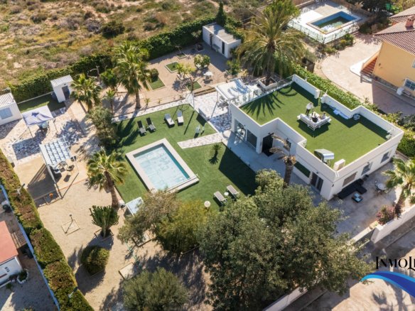 Villa en alquiler en El Campello con piscina privada y jardín – Ideal para vacaciones